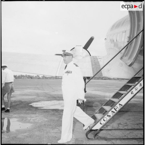 Arrivée du général Chassin à l'aéroport de Phnom Penh.