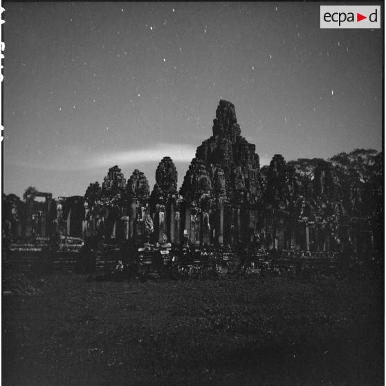 Vue nocturne du temple Bayon.