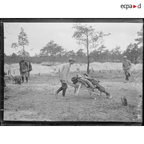 Cadavre d'un soldat évacué du champ de bataille. [légende d'origine]