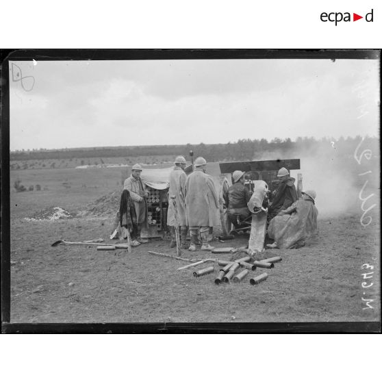 Un canon de 75 établi au nord du camp d'Elberfeld ouvre le feu sur la cote 193. [légende d'origine]