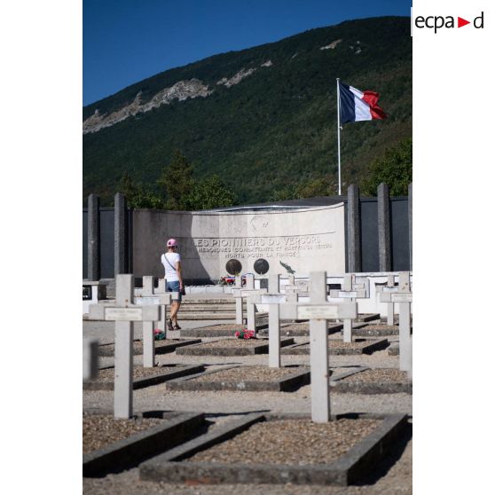 Un visiteur observe le monument aux morts de la nécropole de Vassieux-en-Vercors.