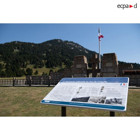 Panneau explicatif de la nécropole nationale du Pas de l'Aiguille à Chichilianne, dans le Vercors.