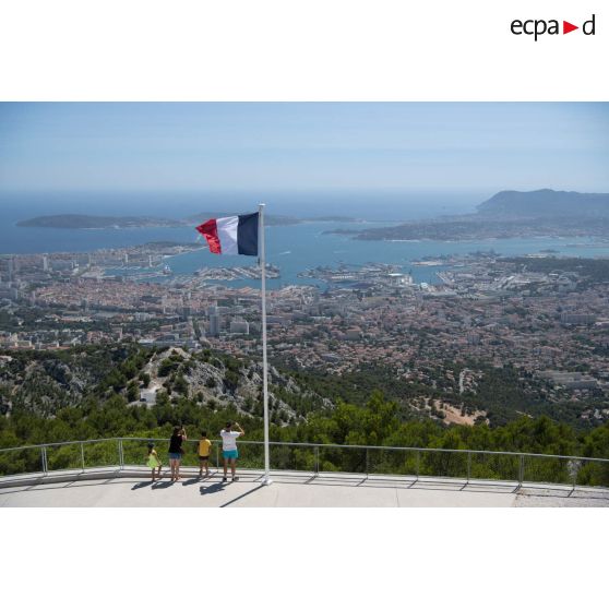 Le drapeau tricolore surplombe la rade de Toulon depuis la place d'armes du mémorial du débarquement et de la libération de Provence.