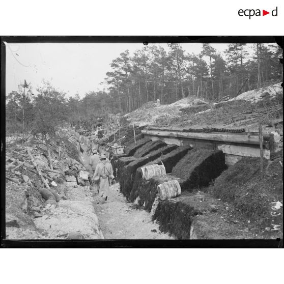 Ancien abri allemand situé dans le bois de Trou-Bricot. [légende d'origine]