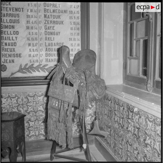 Une selle de dromadaire exposée dans la salle d'honneur du 1er régiment de tirailleurs algériens (RTA) à Blida.