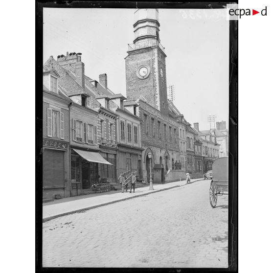 Doullens, le beffroi. [légende d'origine]