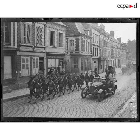 Doullens, arrivée des troupes américaines. [légende d'origine]