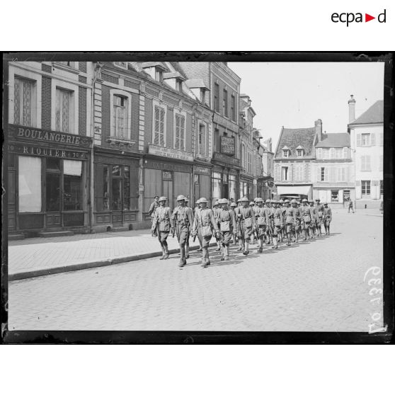 Doullens, arrivée des troupes américaines. [légende d'origine]