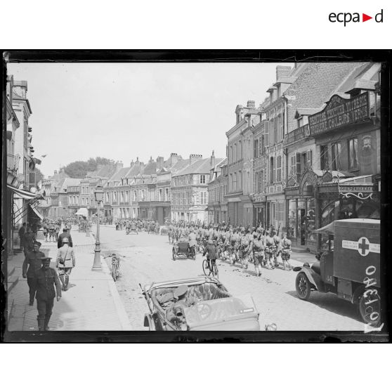 Doullens, arrivée des troupes américaines. [légende d'origine]