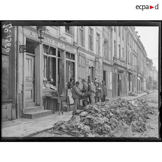 Aire-sur-la-Lys, soldats alliés achetant des légumes. [légende d'origine]