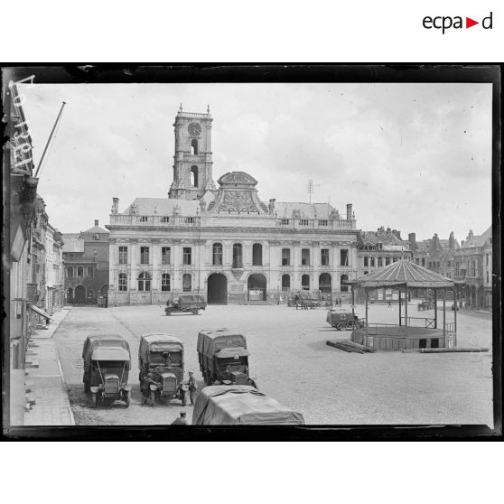 Aire-sur-la-Lys, l'hôtel de ville et le beffroi. [légende d'origine]