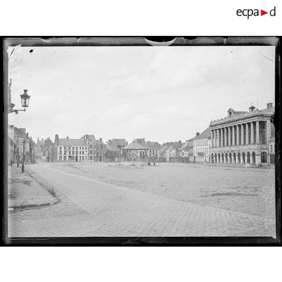 Hazebrouck, la Grand-place. [légende d'origine]