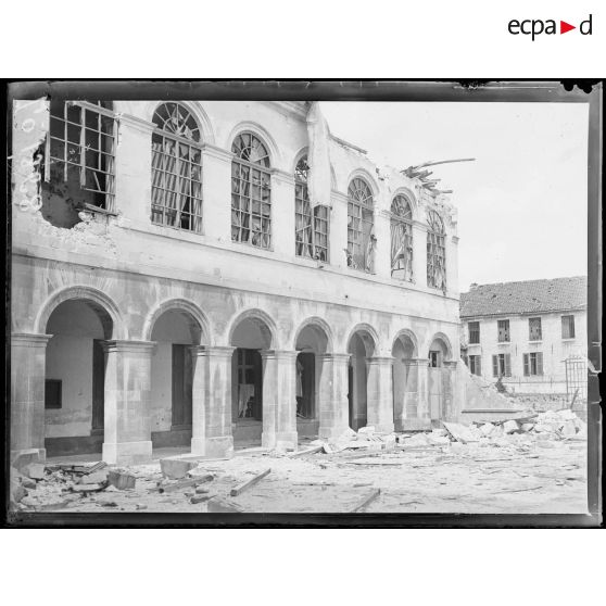 Hazebrouck, l'hôtel de ville. Vue de la cour intérieure. [légende d'origine]