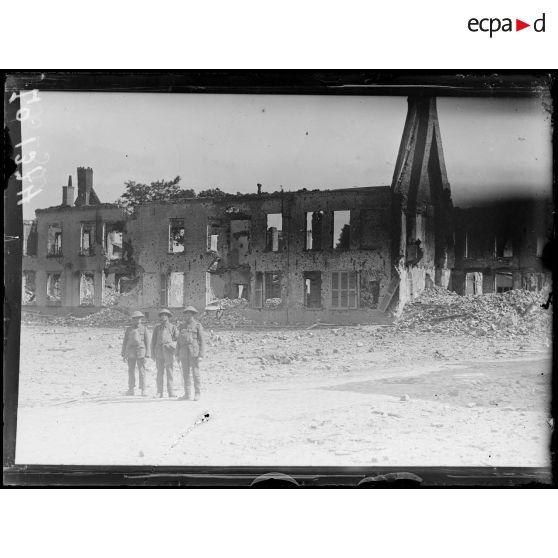 Saint-Venant, place de l'église. Maisons en ruines. [légende d'origine]