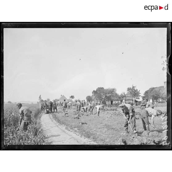 Oudezeele, soldats anglais creusant des tranchées de repli. 1-6-18 [légende d'origine]