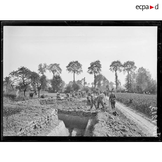 Oudezeele, soldats anglais creusant des tranchées de repli. 1-6-18 [légende d'origine]