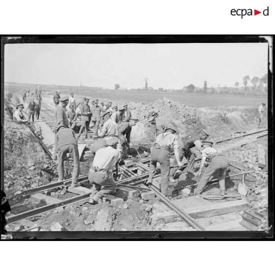 Wumezele, soldats anglais construisent une voie ferrée. 2-6-18. [légende d'origine]