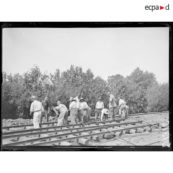 Wumezele, soldats anglais construisent une voie ferrée. [légende d'origine]