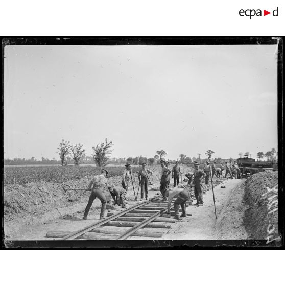 Wumezele, soldats anglais construisent une voie ferrée. [légende d'origine]