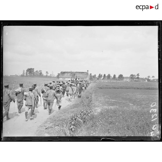 Oudezeele, chinois partant aux travaux de routes et de tranchées. [légende d'origine]