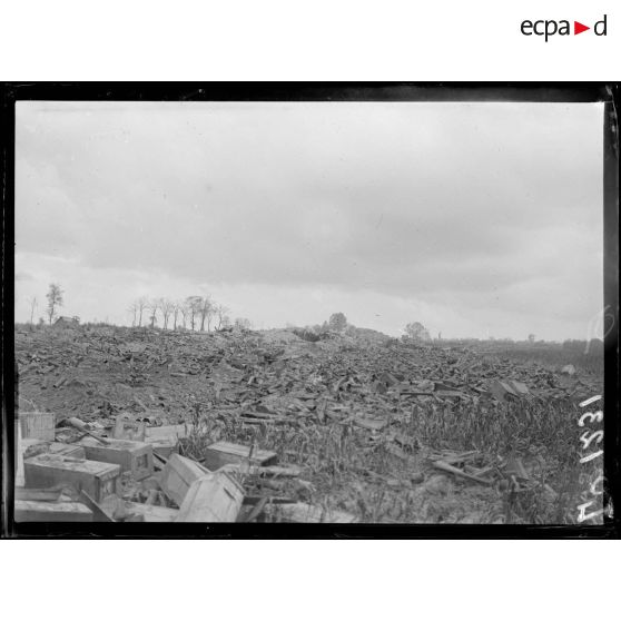 Reninghelst (Nord). Dépôt anglais de munitions détruit par l'artillerie allemande. (4-6-18). [légende d'origine]