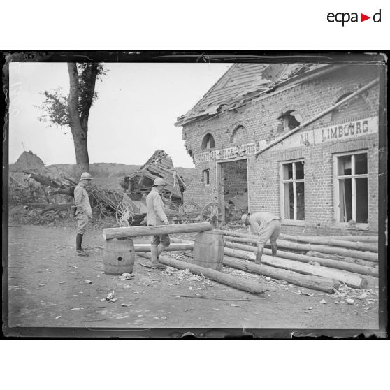 Mont des Flandres, sur le Mont-Noir, réparation de poutres pour les abris. [légende d'origine]