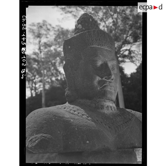 Tête de Devada de la balustrade devant la porte de l'enceinte Nord d'Angkor Thom.