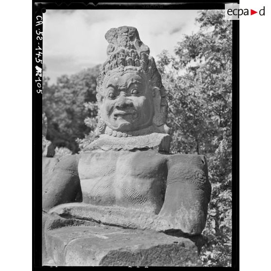 Tête d'Assura (démon) de la balustrade devant la porte de l'enceinte Nord du temple Bayon.