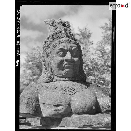 La tête d'Assura (démon) de la balustrade devant la porte de l'enceinte Nord d'Angkor Thom.