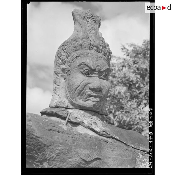 Tête d'Assura (démon) de la balustrade devant la porte de l'enceinte Nord du temple Bayon.