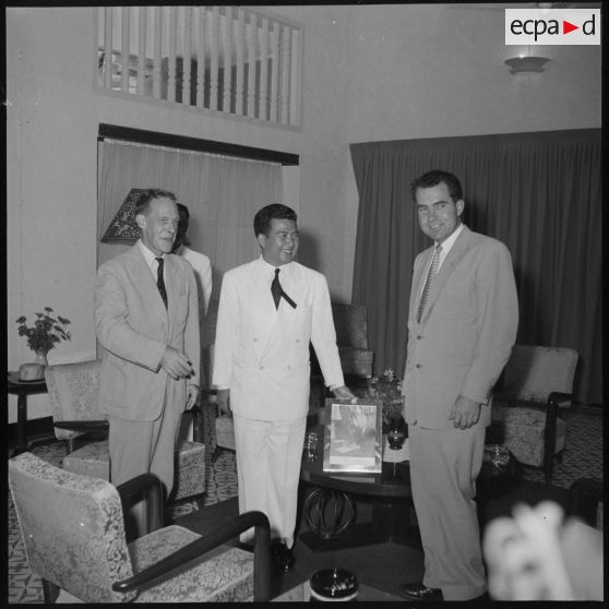 Richard Nixon, vice-président des Etats-Unis au cours d'un entretien avec Norodom Sihanouk à Siem Réap.