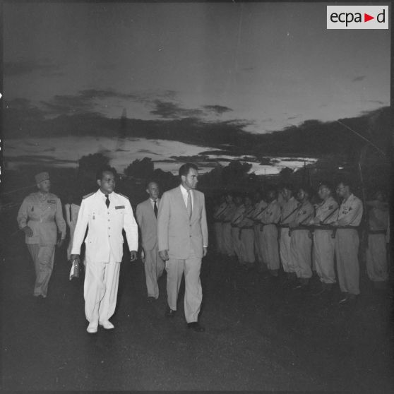 Revue des troupes par les autorités lors de l'arrivée de Richard Nixon à Phnom Penh.