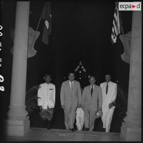 Arrivée de Richard Nixon, vice-président des Etats-Unis, et de Donald Heath au palais royal à Phnom Penh.