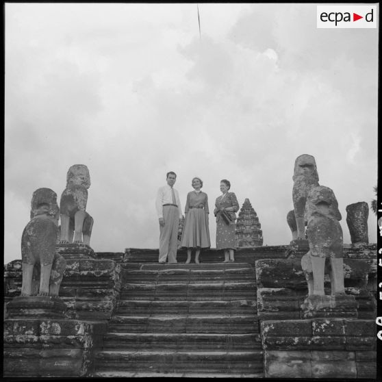 Richard Nixon, vice-président des Etats-Unis, son épouse Pat et madame Heath sur les marches d'un temple d'Angkor Vat.