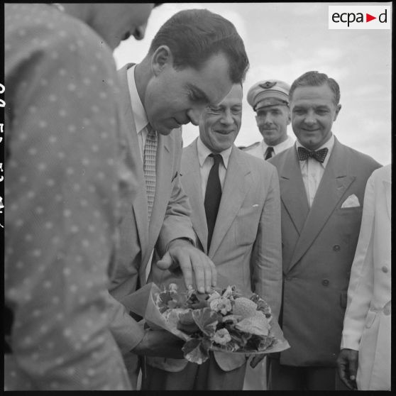 Richard Nixon reçoit un bouquet de fleurs lors de son arrivée à Siem Reap.