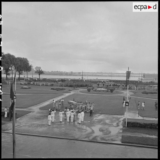 Les autorités au salut pendant les hymnes nationaux au cours de la cérémonie de transfert du commandement militaire au gouvernement royal cambodgien.