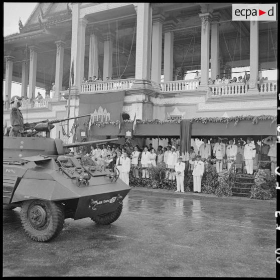 Défilé de blindés de l'Armée royale khmère devant le palais royal lors de la cérémonie de transfert du commandement militaire au gouvernement royal cambodgien.