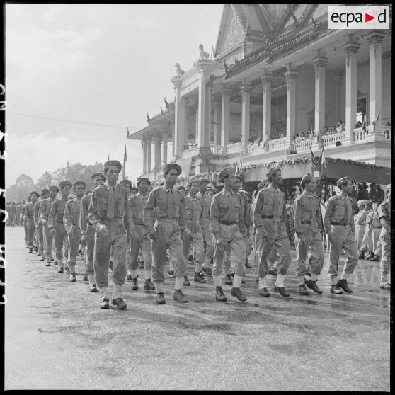 Défilés des troupes de l'Armée royale khmère devant le palais royal lors du transfert du commandement militaire au gouvernement royal.