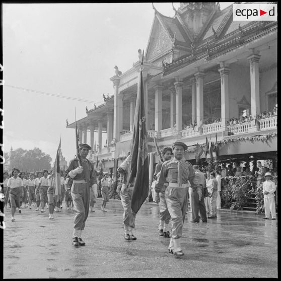 Défilés des troupes de l'Armée royale khmère devant le palais royal lors du transfert du commandement militaire au gouvernement royal.