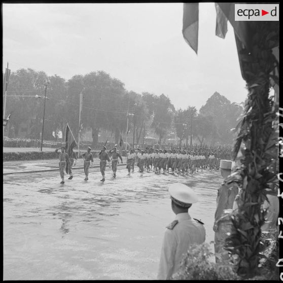 Défilés des troupes de l'Armée royale khmère devant le palais royal lors du transfert du commandement militaire au gouvernement royal.