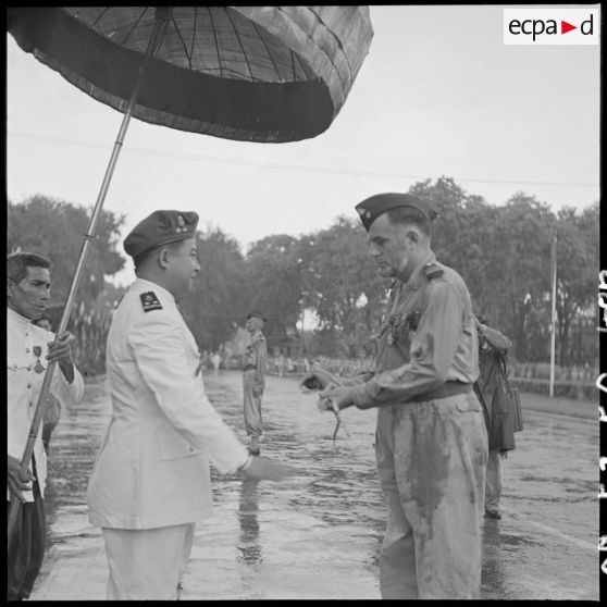 Le roi du Cambodge Norodom Sihanouk remet le fanion de l'Armée royale khmère au commandant du sous-secteur de Svay Rieng - Takéo lors de la cérémonie de transfert du commandement militaire au gouvernement royal cambodgien.