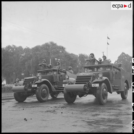 Défilé de blindés de l'Armée royale khmère devant le palais royal lors de la cérémonie de transfert du commandement militaire au gouvernement royal cambodgien.