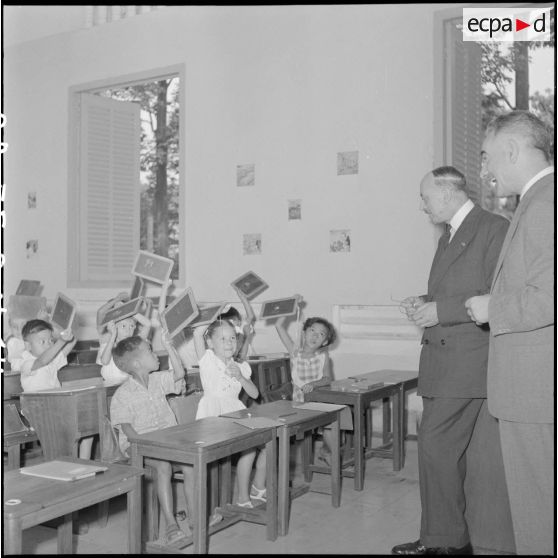 Visite d'une classe de jeunes élèves du lycée Descartes par M. Berthoin, ministre de l'Education nationale.