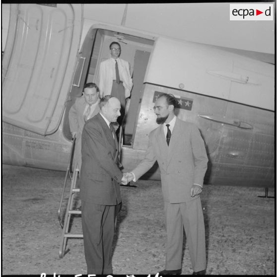 Arrivée de M. Berthoin, ministre de l'Education nationale, suivi de M. Gorce, haut-commissaire de France au Cambodge