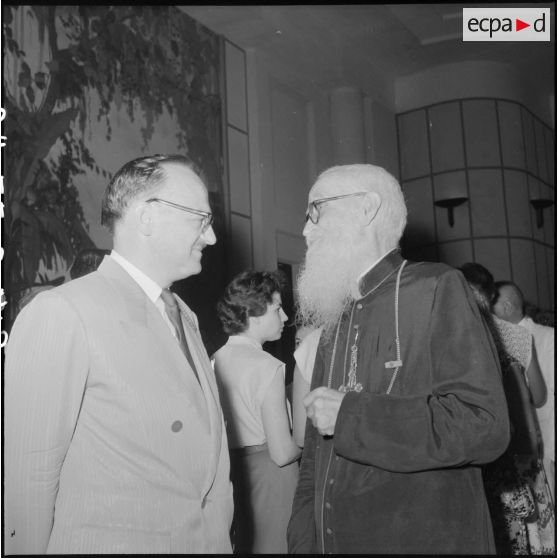 M. Dudder, ambassadeur du Canada s'entretient avec Monseigneur Chabalier, évêque de Phnom Penh.