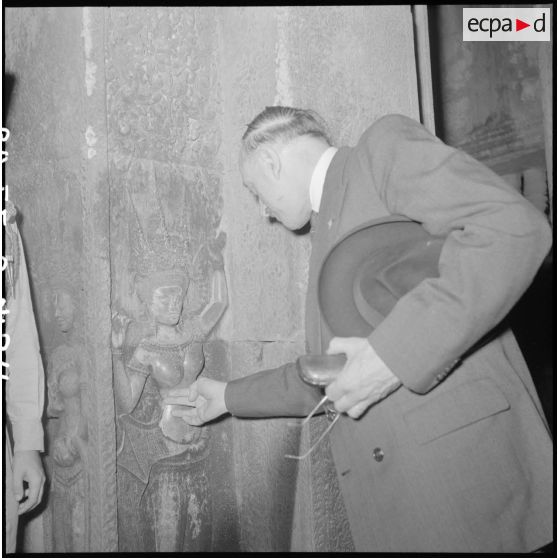 Visite du ministre de l'Education nationale M. Berthoin à Angkor Vat.