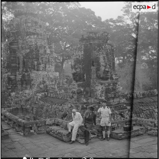 Le ministre de l'Education nationale M. Berthoin visite Angkor Vat en compagnie de M. Malleret, directeur de l'Ecole française d'Extrême-Orient.