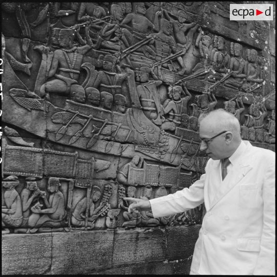 Le directeur de l'Ecole française d'Extrême-Orient (EFEO) Louis Malleret commente des bas-reliefs du site archéologique d' Angkor Thom.