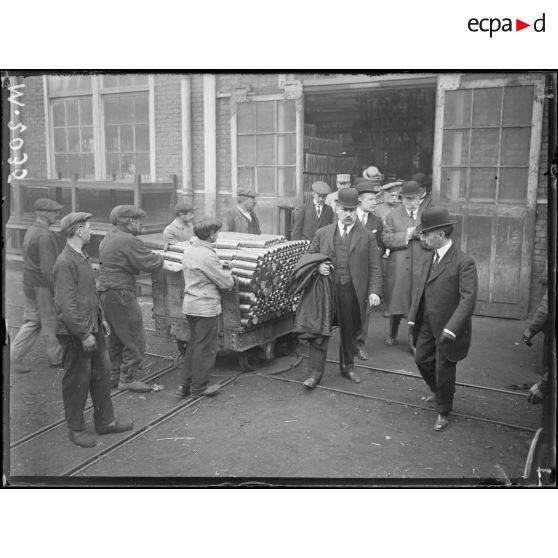 Visite de parlementaires Russes aux usines de guerre, aux ateliers Schneider d'Harfleur. [légende d'origine]