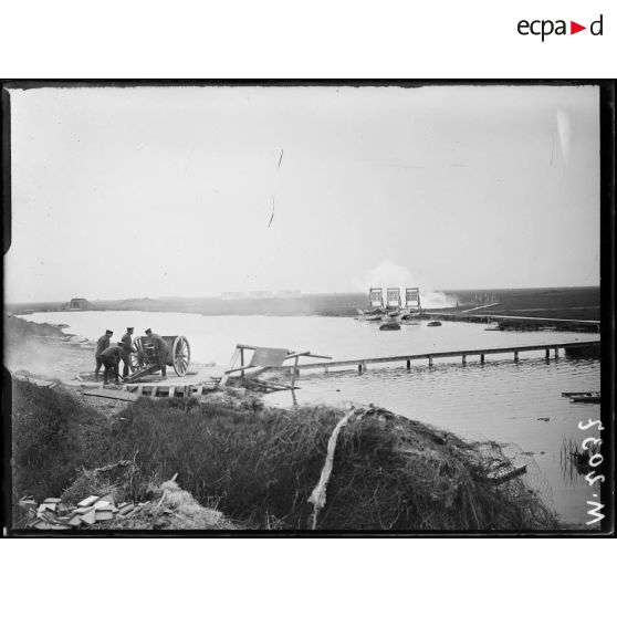 Demonstration d'un canon de 75 mm utilisé dans l'armée russe sur le polygone d'artillerie de l'usine Schneider d'Harfleur [légende d'origine]